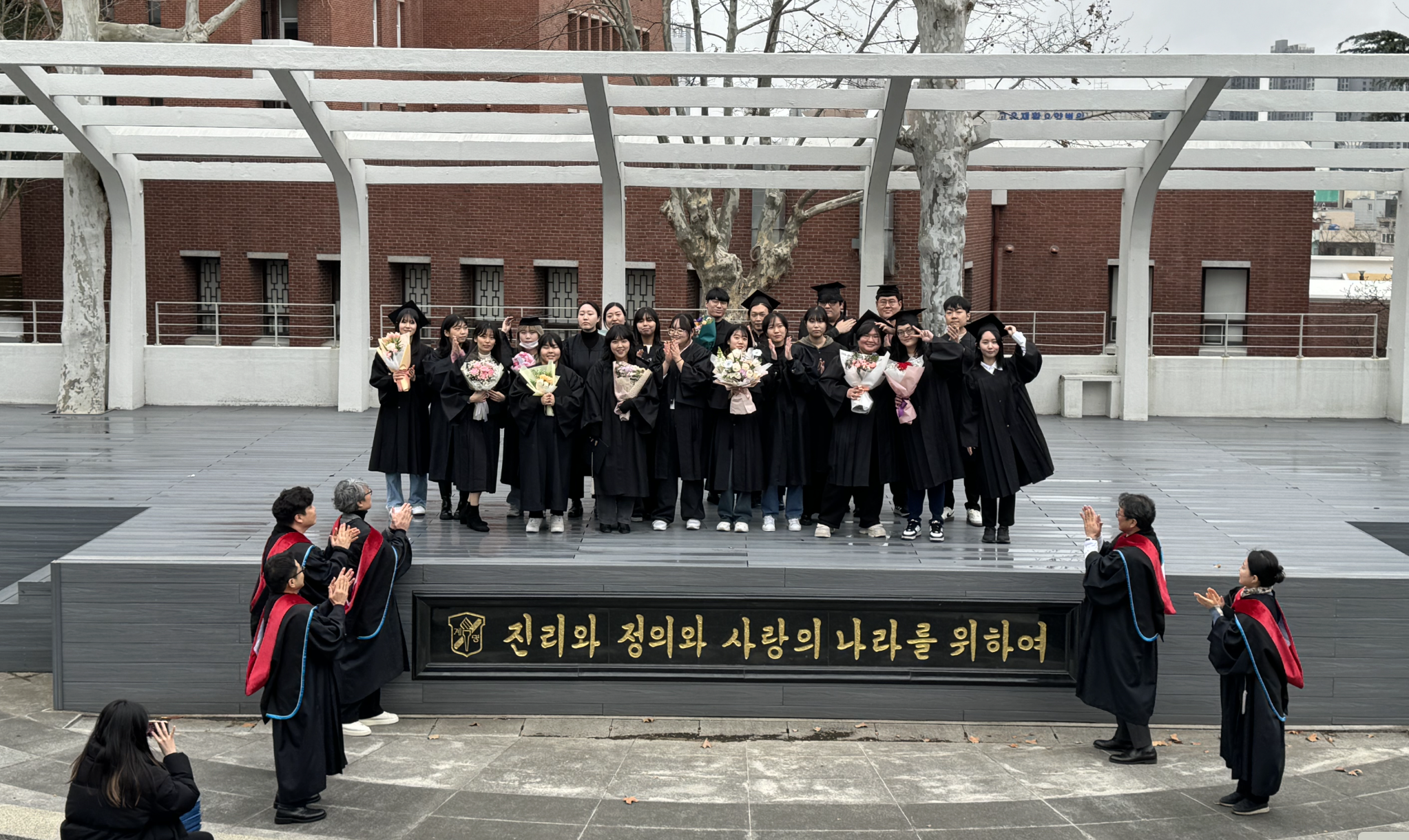 졸업식 후 단체사진